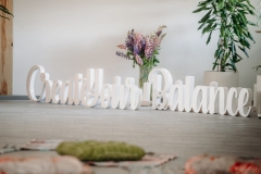 Frēzēti liela izmēra koka burti, koka vārdi krāsoti.