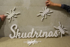 Frēzēti koka burti, koka vārdi krāsoti.