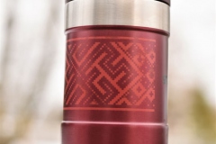 Gravējums termosos un termokrūzēs.