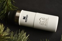 Gravējums termosos un termokrūzēs.