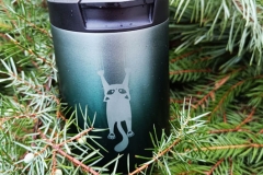 Gravējums termosos un termokrūzēs.