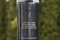 Gravējums termosos un termokrūzēs.