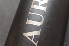 Gravējums termosos un termokrūzēs.