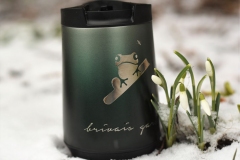 Gravējums termosos un termokrūzēs.