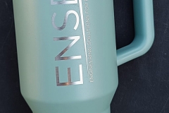 Gravējums termosos un termokrūzēs.