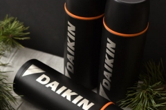 Gravējums termosos un termokrūzēs.