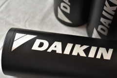 Gravējums termosos un termokrūzēs.