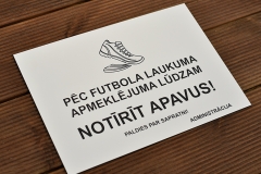 Gravētas ABS plastikāta informatīvās plāksnes.