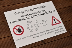 Gravētas ABS plastikāta informatīvās plāksnes.