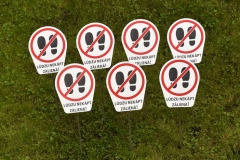 Gravētas ABS plastikāta informatīvās plāksnes uz metāla kājas.
