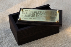 Kastīte no venges koka apstrādāta ar minerāleļļu. Misiņa plāksnīte ar gravētu tekstu.