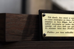 Kastīte no venges koka apstrādāta ar minerāleļļu. Misiņa plāksnīte ar gravētu tekstu.