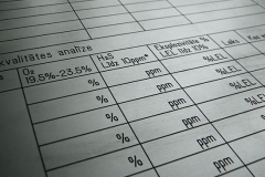 Divpusēja A4 izmēra atskaites forma no metāla.