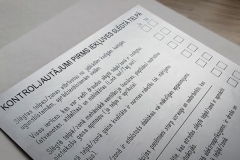 Divpusēja A4 izmēra atskaites forma no metāla.