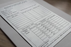 Divpusēja A4 izmēra atskaites forma no metāla.