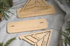 Saliekamas koka balvas ar gravējumu