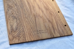 Gravēti koka vāki.