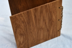 Gravēti koka vāki.