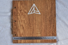 Gravēti koka vāki.