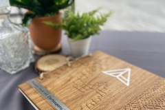 Gravēti koka vāki.